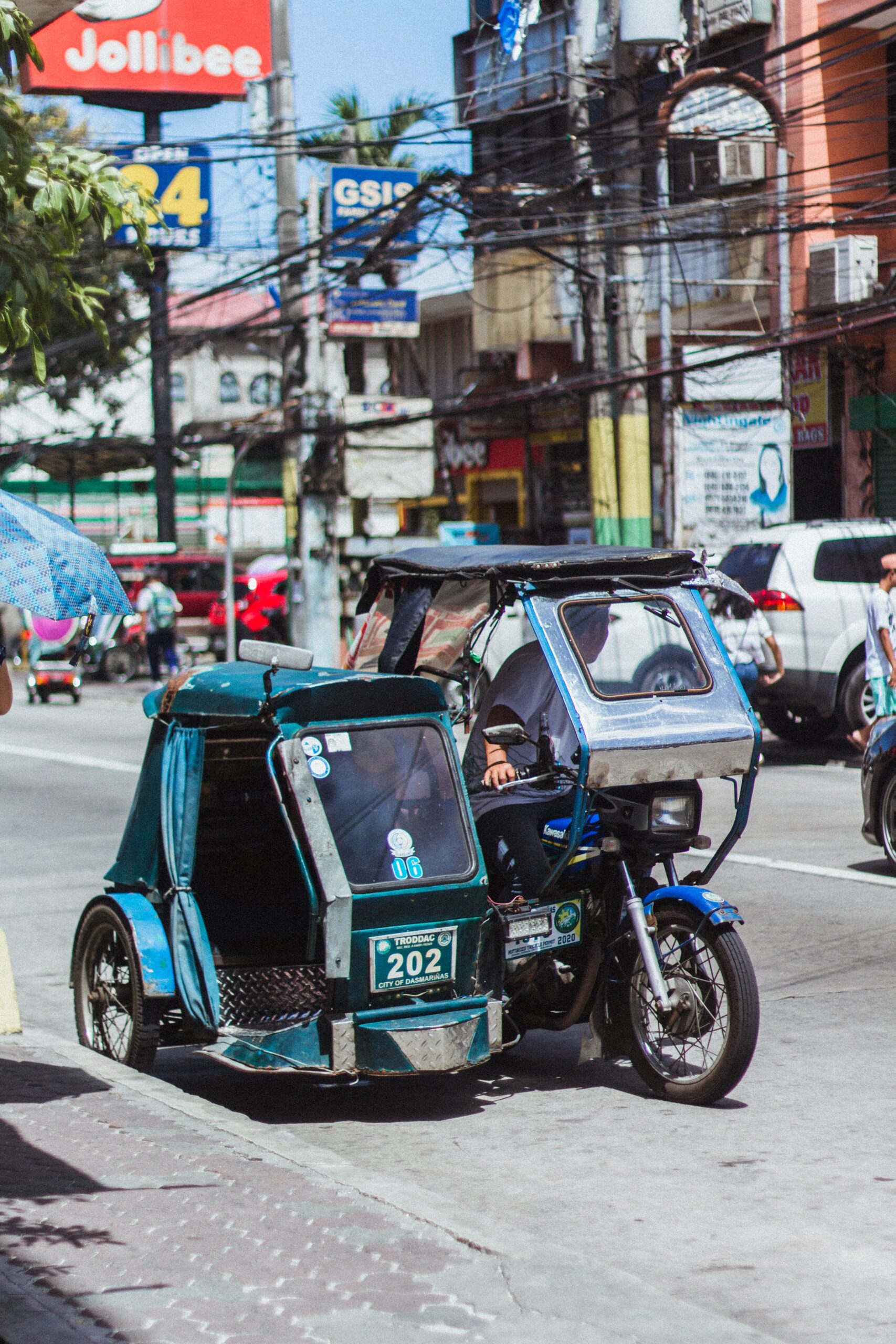 a tricycle driver in the Philippines stopping for passenger as differences between Philippines and Germany